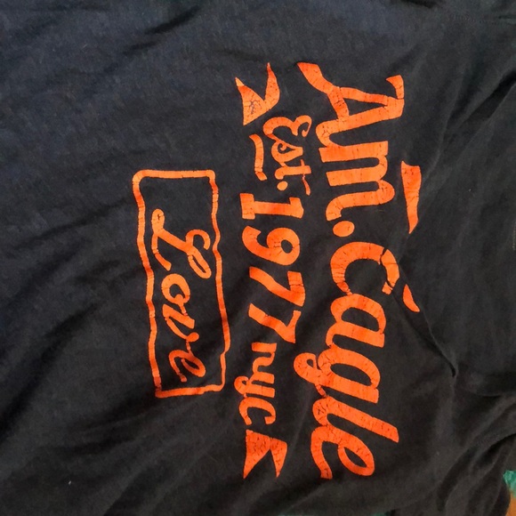 A pair of shorts and a t-shirt - Picture 4 of 5